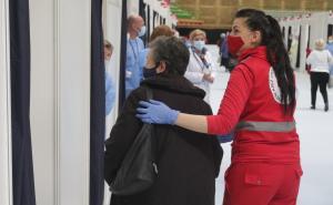 Foto: Dž.K./Radiosarajevo / Volonteri Crvenog Križa u službi građanima